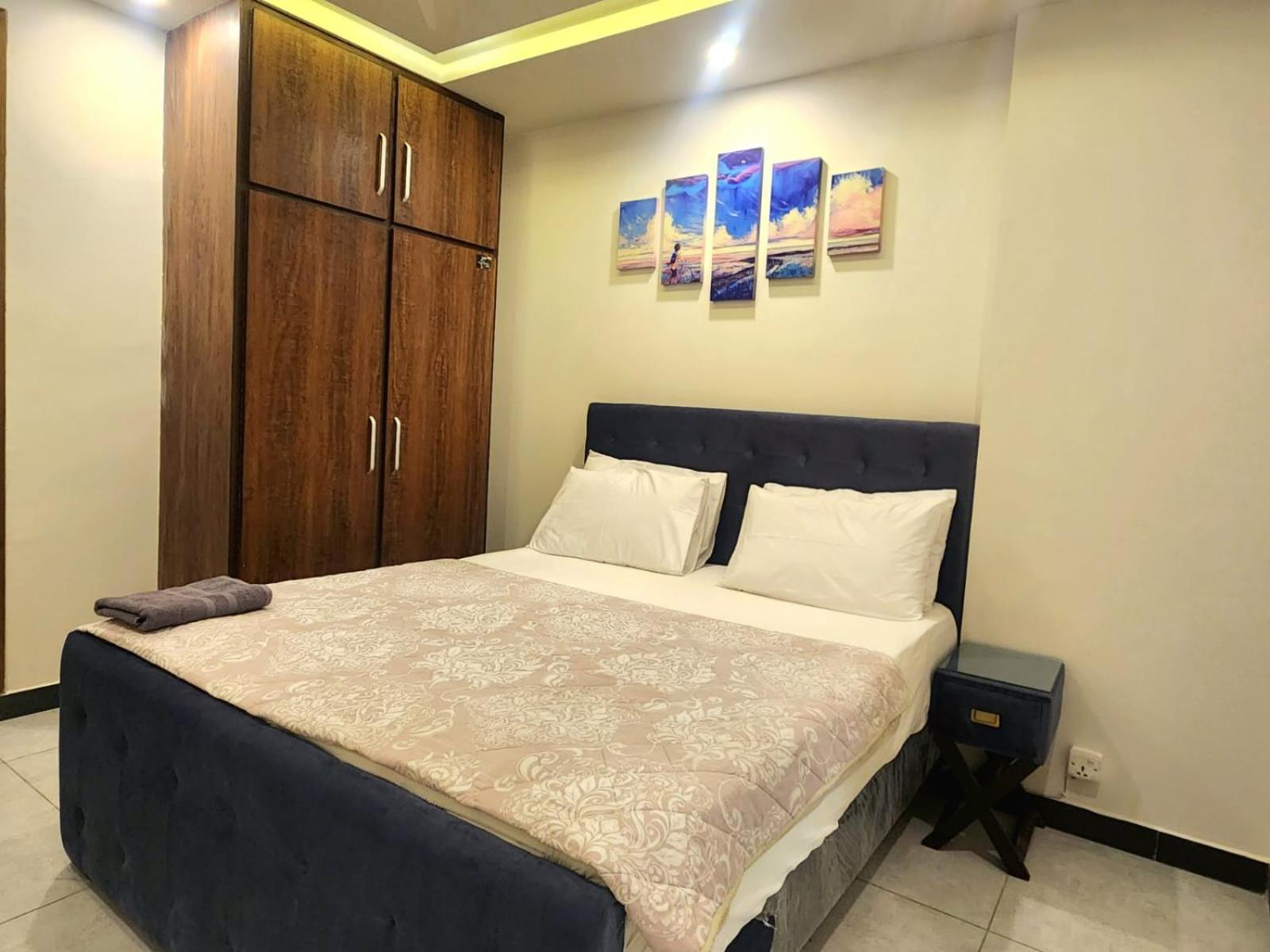 Luxurious Landing Apartments & Suites Bahria Town راوالبيندي الغرفة الصورة